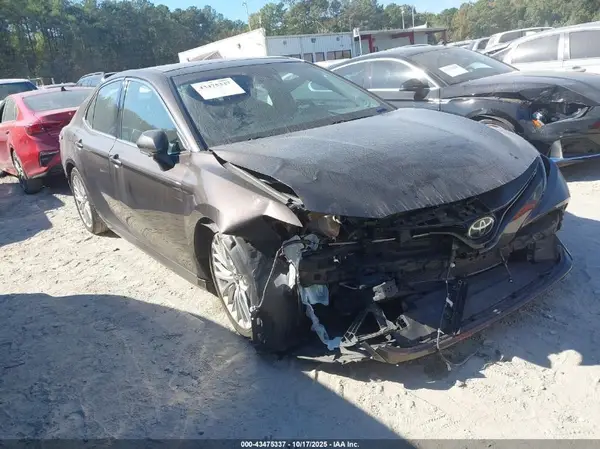 4T1B11HK2JU104514 2018 TOYOTA CAMRY - Image 1