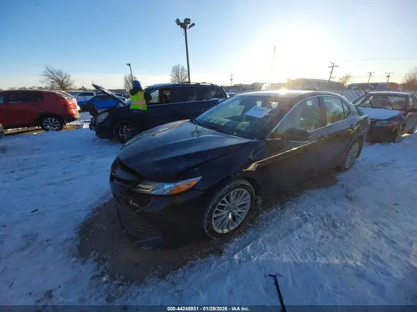 4T1B11HK2JU105937 2018 TOYOTA CAMRY - Image 2