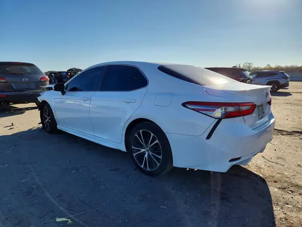 4T1B11HK2JU108160 2018 TOYOTA CAMRY - Image 2