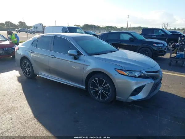 4T1B11HK2JU108174 2018 TOYOTA CAMRY - Image 1
