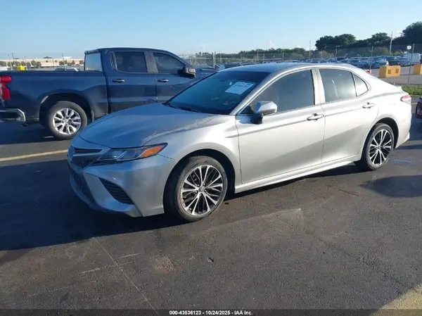 4T1B11HK2JU108174 2018 TOYOTA CAMRY - Image 2