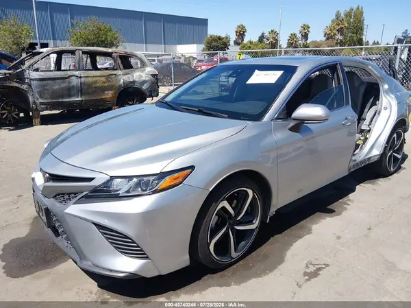 4T1B11HK2JU108532 2018 TOYOTA CAMRY - Image 2