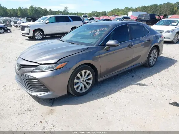 4T1B11HK2JU109292 2018 TOYOTA CAMRY - Image 2