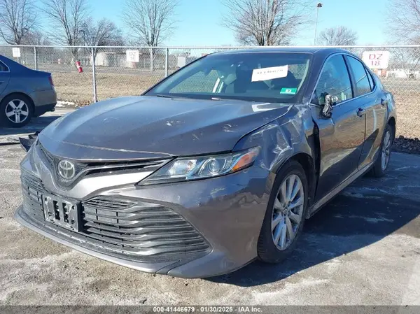 4T1B11HK2JU109616 2018 TOYOTA CAMRY - Image 2