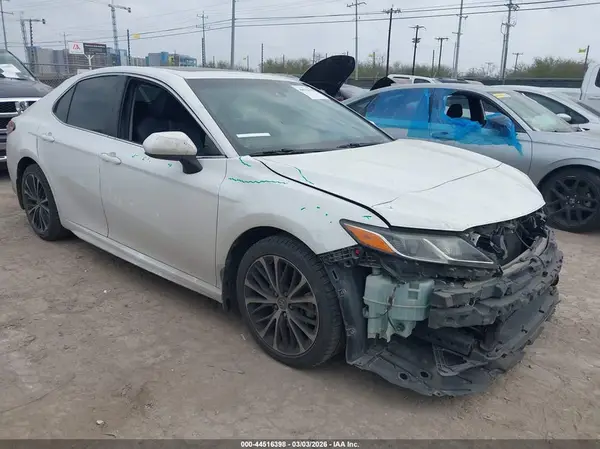 4T1B11HK2JU110751 2018 TOYOTA CAMRY - Image 1