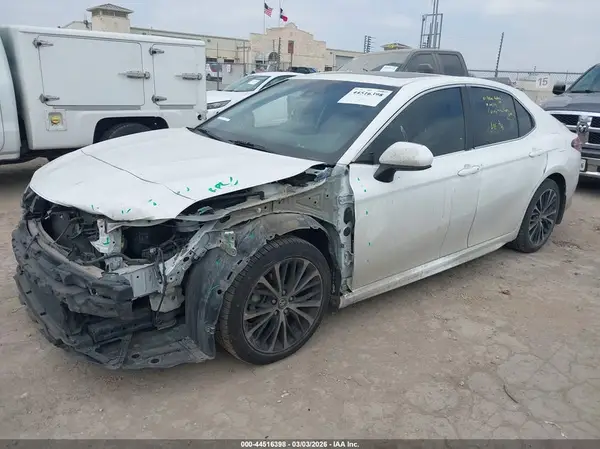 4T1B11HK2JU110751 2018 TOYOTA CAMRY - Image 2