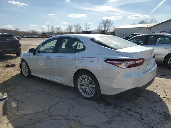 4T1B11HK2JU111687 2018 TOYOTA CAMRY - Image 2