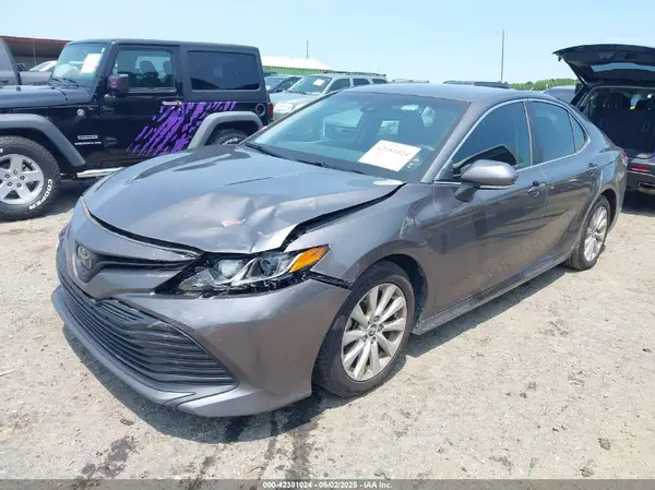 4T1B11HK2JU112256 2018 TOYOTA CAMRY - Image 2