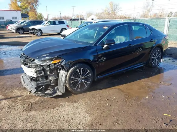 4T1B11HK2JU117943 2018 TOYOTA CAMRY - Image 2