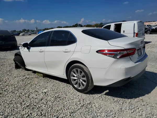 4T1B11HK2JU119093 2018 TOYOTA CAMRY - Image 2