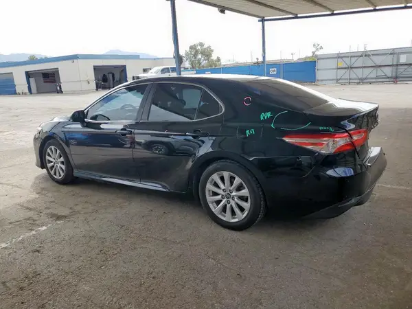 4T1B11HK2JU120602 2018 TOYOTA CAMRY - Image 2