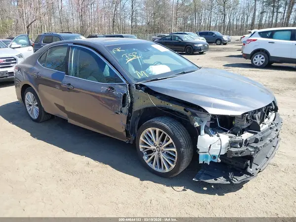4T1B11HK2JU122253 2018 TOYOTA CAMRY - Image 1