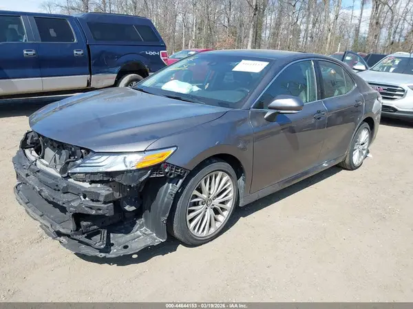 4T1B11HK2JU122253 2018 TOYOTA CAMRY - Image 2