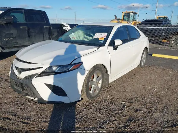 4T1B11HK2JU127064 2018 TOYOTA CAMRY - Image 2