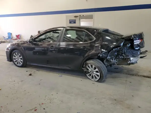 4T1B11HK2JU127484 2018 TOYOTA CAMRY - Image 2