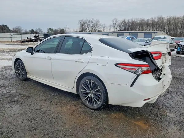 4T1B11HK2JU131020 2018 TOYOTA CAMRY - Image 2