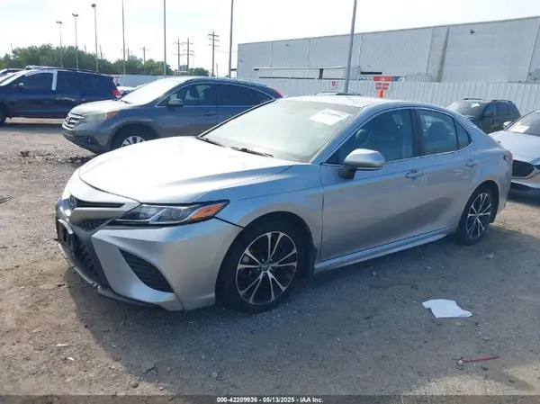 4T1B11HK2JU131082 2018 TOYOTA CAMRY - Image 2