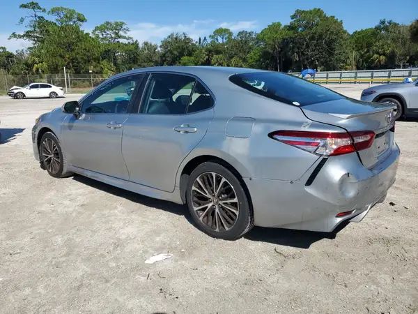 4T1B11HK2JU131485 2018 TOYOTA CAMRY - Image 2