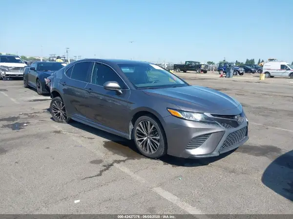 4T1B11HK2JU136069 2018 TOYOTA CAMRY - Image 1