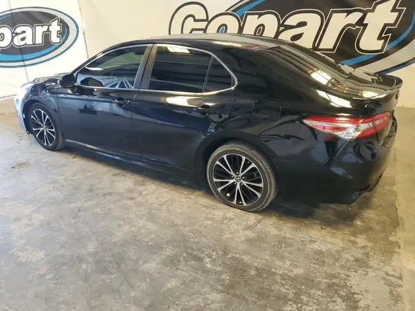 4T1B11HK2JU137982 2018 TOYOTA CAMRY - Image 2