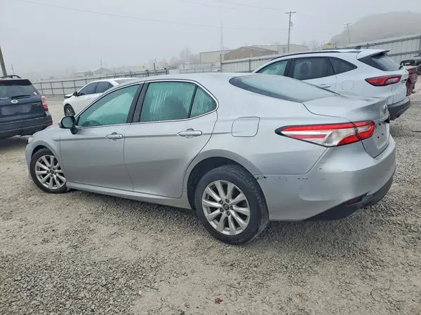 4T1B11HK2JU138159 2018 TOYOTA CAMRY - Image 2