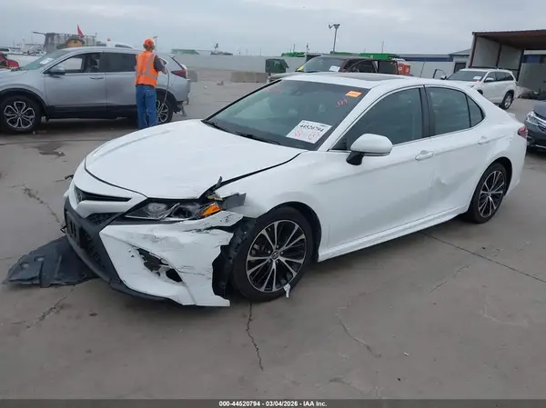 4T1B11HK2JU138209 2018 TOYOTA CAMRY - Image 2