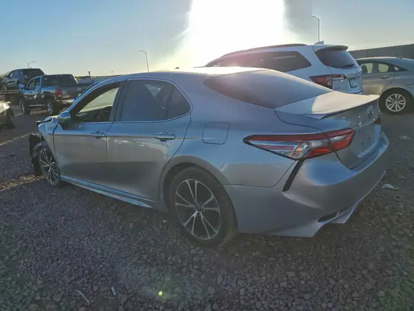 4T1B11HK2JU138565 2018 TOYOTA CAMRY - Image 2