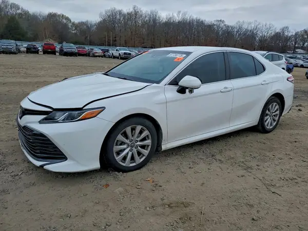 4T1B11HK2JU138713 2018 TOYOTA CAMRY - Image 1