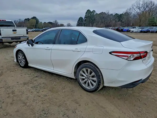 4T1B11HK2JU138713 2018 TOYOTA CAMRY - Image 2