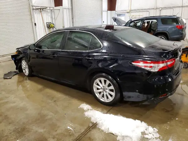 4T1B11HK2JU138985 2018 TOYOTA CAMRY - Image 2