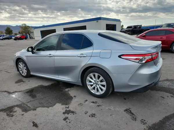 4T1B11HK2JU140090 2018 TOYOTA CAMRY - Image 2