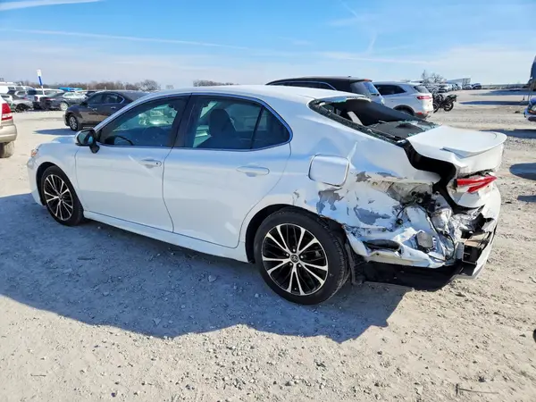 4T1B11HK2JU140333 2018 TOYOTA CAMRY - Image 2