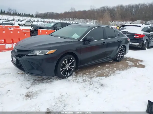 4T1B11HK2JU141398 2018 TOYOTA CAMRY - Image 2