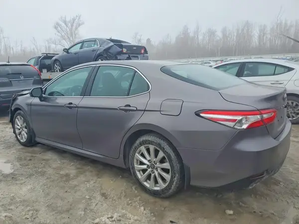 4T1B11HK2JU141692 2018 TOYOTA CAMRY - Image 2
