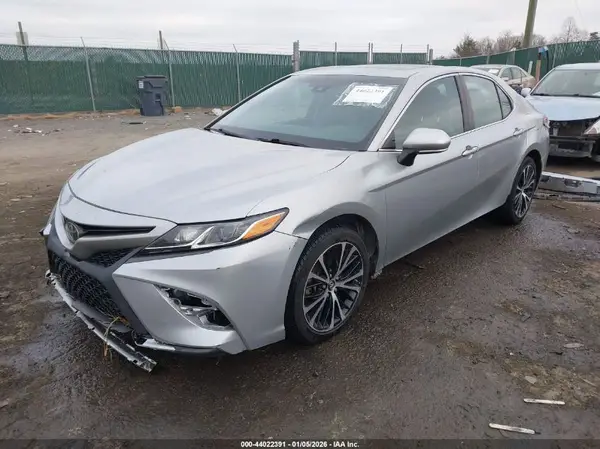 4T1B11HK2JU141823 2018 TOYOTA CAMRY - Image 2