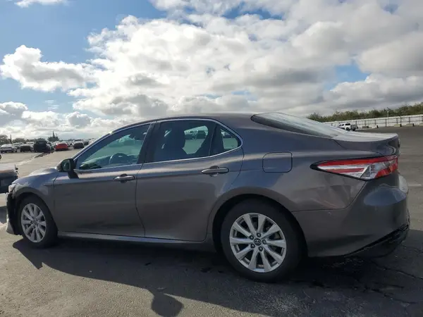 4T1B11HK2JU142065 2018 TOYOTA CAMRY - Image 2