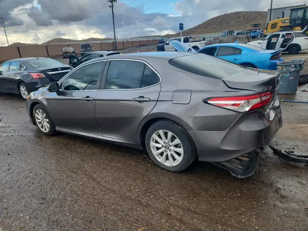 4T1B11HK2JU144351 2018 TOYOTA CAMRY - Image 2
