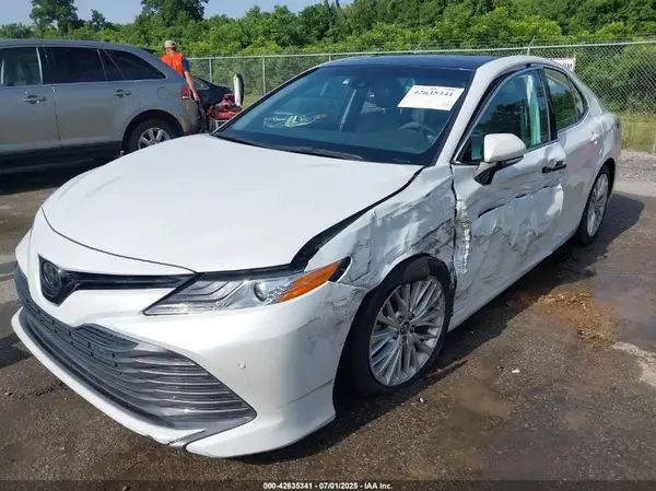 4T1B11HK2JU145337 2018 TOYOTA CAMRY - Image 2