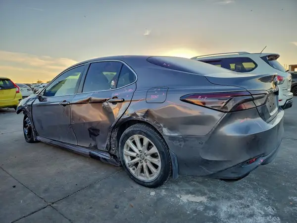 4T1B11HK2JU145385 2018 TOYOTA CAMRY - Image 2