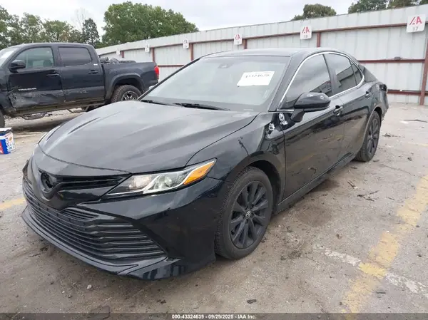 4T1B11HK2JU148576 2018 TOYOTA CAMRY - Image 2