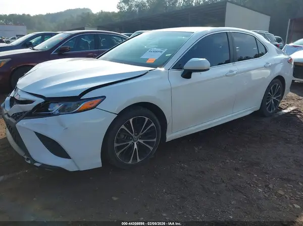 4T1B11HK2JU149940 2018 TOYOTA CAMRY - Image 2
