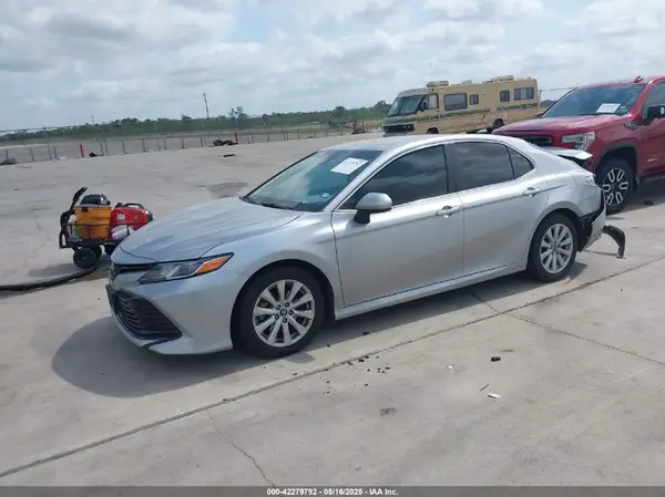 4T1B11HK2JU150201 2018 TOYOTA CAMRY - Image 2