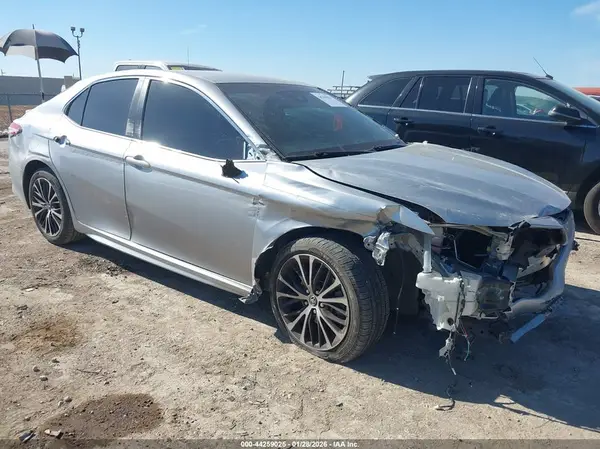 4T1B11HK2JU151915 2018 TOYOTA CAMRY - Image 1