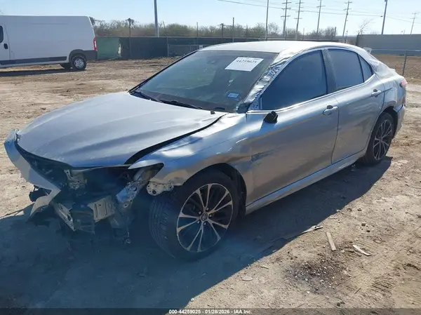 4T1B11HK2JU151915 2018 TOYOTA CAMRY - Image 2