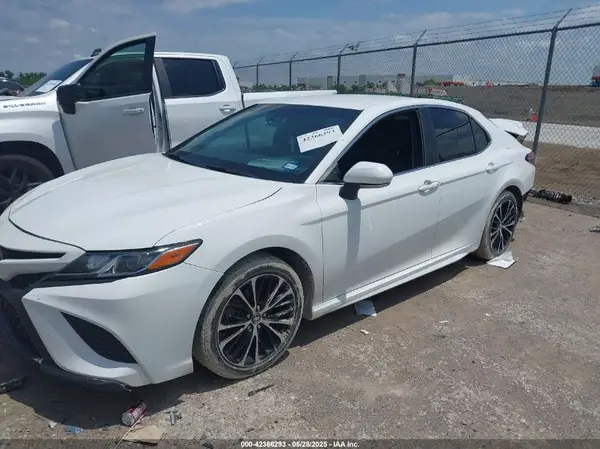 4T1B11HK2JU153583 2018 TOYOTA CAMRY - Image 2