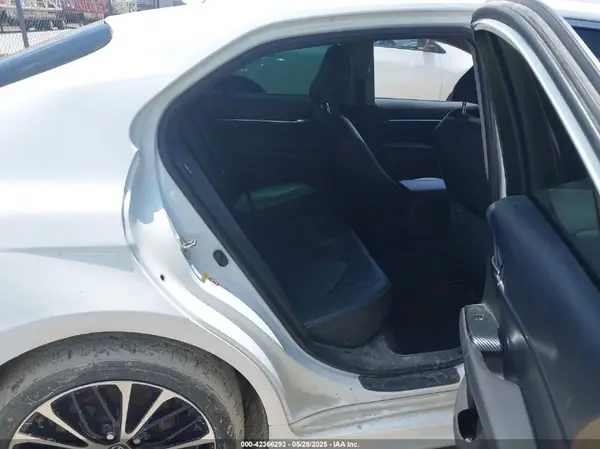 4T1B11HK2JU153583 2018 TOYOTA CAMRY - Image 8
