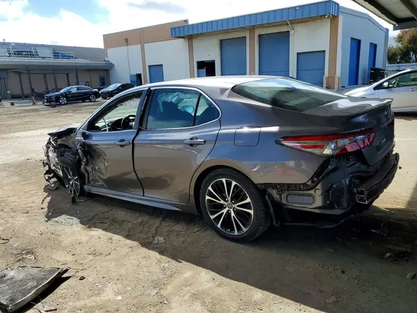 4T1B11HK2JU157892 2018 TOYOTA CAMRY - Image 2