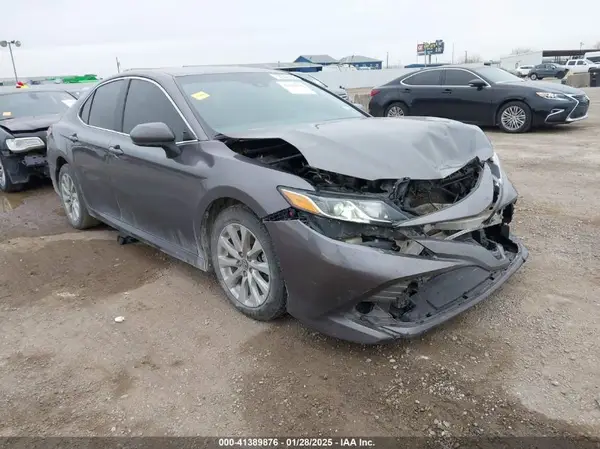 4T1B11HK2JU158041 2018 TOYOTA CAMRY - Image 1