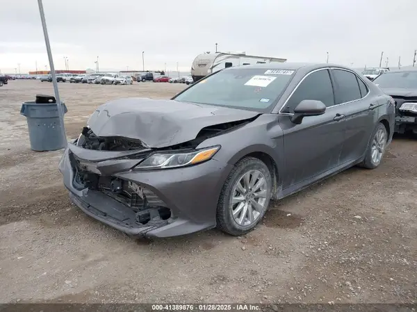 4T1B11HK2JU158041 2018 TOYOTA CAMRY - Image 2