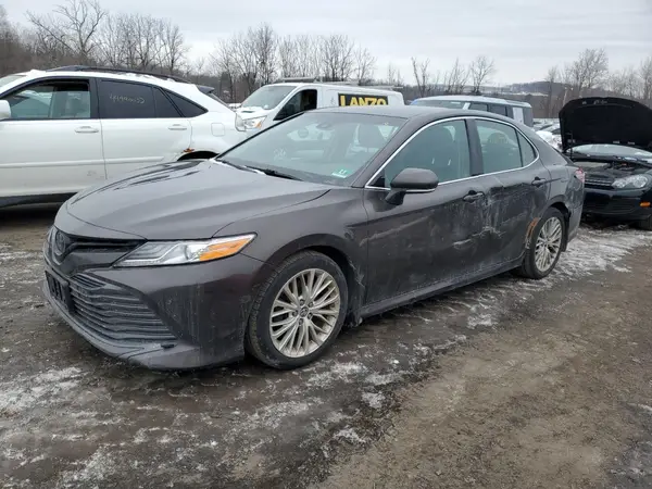4T1B11HK2JU158072 2018 TOYOTA CAMRY - Image 1